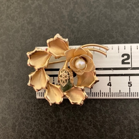 Vintage Brushed Gold Tone Brooch with Faux Pearl and Green Stone - Picture 3 of 3